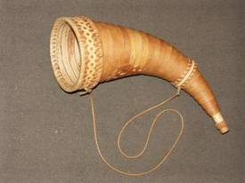 Рог охотничий из бересты большой с гербом.